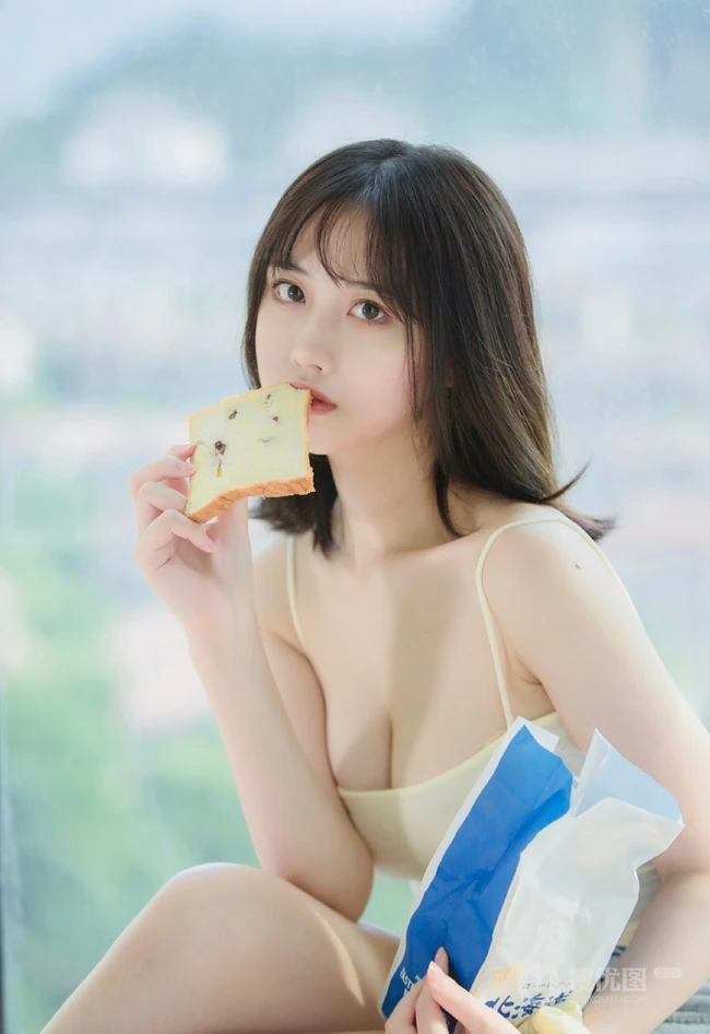气质匀称温柔型圆脸女生，肩带衣搭牛仔热裤居家悠闲写真吸睛美照