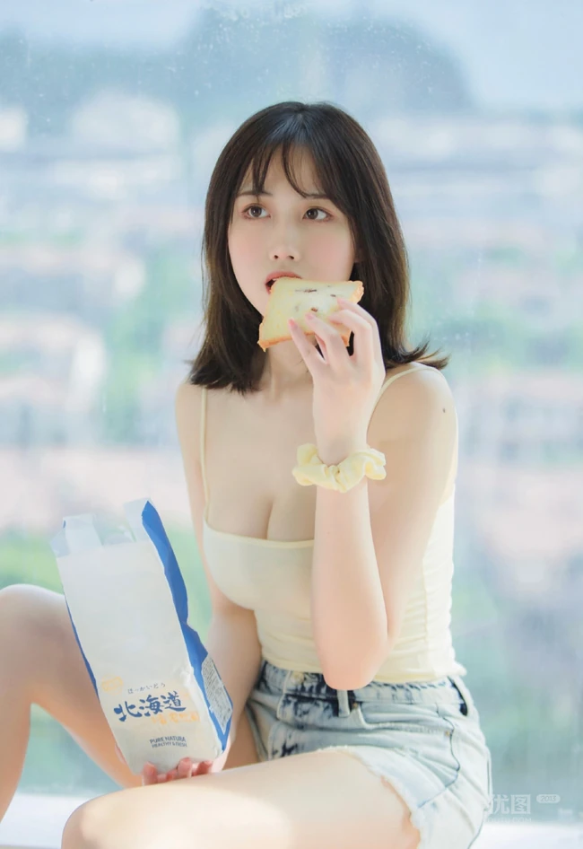 气质匀称温柔型圆脸女生，肩带衣搭牛仔热裤居家悠闲写真吸睛美照