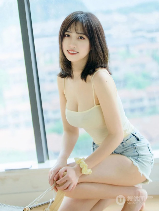 气质匀称温柔型圆脸女生，肩带衣搭牛仔热裤居家悠闲写真吸睛美照