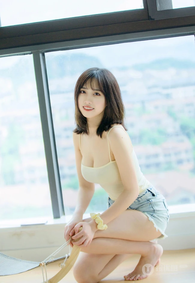 气质匀称温柔型圆脸女生，肩带衣搭牛仔热裤居家悠闲写真吸睛美照