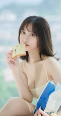 气质匀称温柔型圆脸女生，肩带衣搭牛仔热裤居家悠闲写真吸睛美照