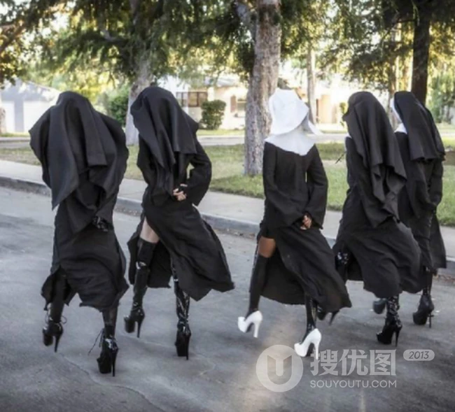 街上出现的一队五人高跟袜装修女背影搞怪图片