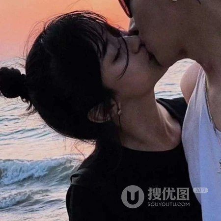 情侣头像真人一人一半图片，恩爱情侣们或拥抱，或接吻甜蜜头像