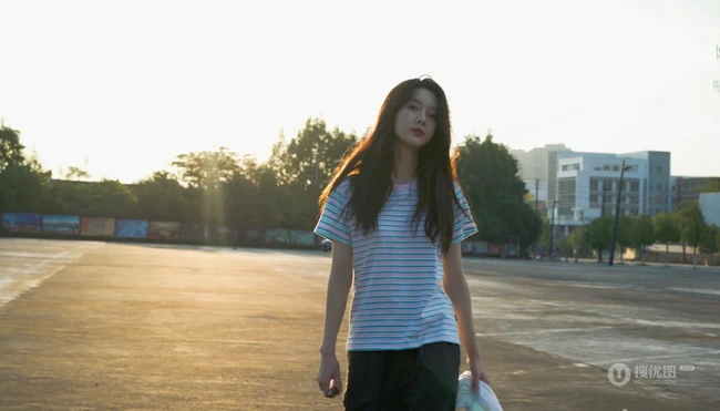王子璇户外逆光写真美照