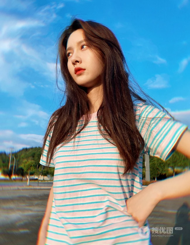 王子璇户外逆光写真美照