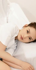 李沁卡通白T恤格子裙沙发慵懒写真图片