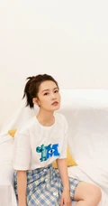 李沁卡通白T恤格子裙沙发慵懒写真图片