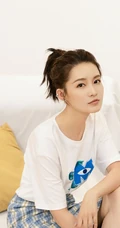 李沁卡通白T恤格子裙沙发慵懒写真图片