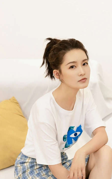 李沁卡通白T恤格子裙沙发慵懒写真图片