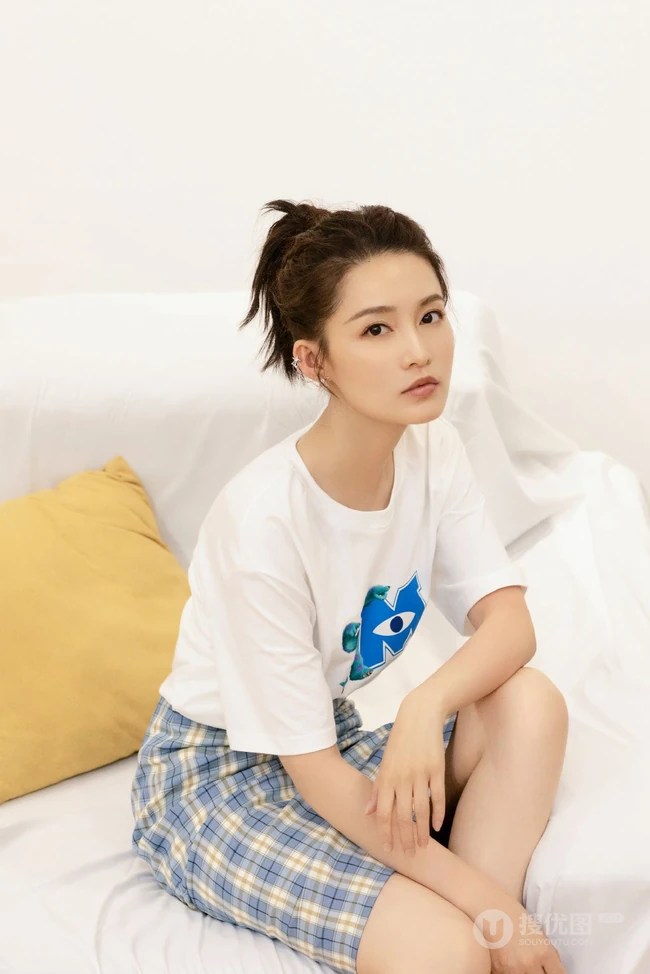 李沁卡通白T恤格子裙沙发慵懒写真图片