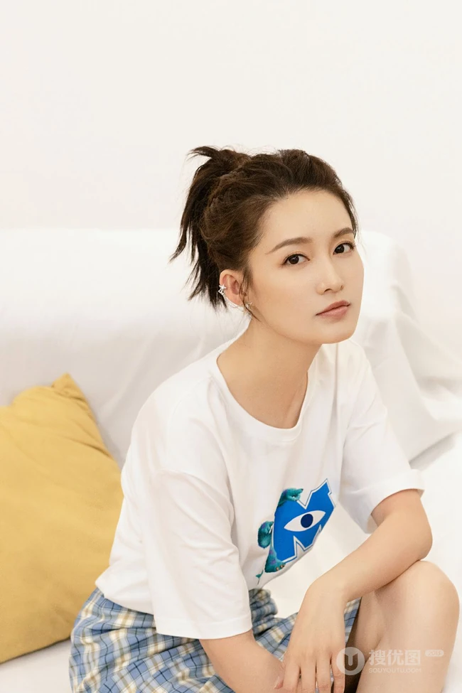 李沁卡通白T恤格子裙沙发慵懒写真图片