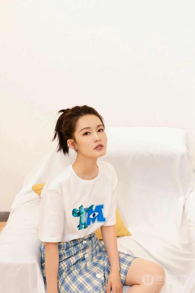 李沁卡通白T恤格子裙沙发慵懒写真图片