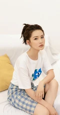 李沁卡通白T恤格子裙沙发慵懒写真图片
