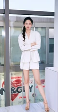 大长腿女生超模陈碧舸简约装西服短裤动人写真图片