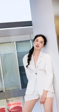 大长腿女生超模陈碧舸简约装西服短裤动人写真图片