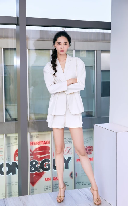 大长腿女生超模陈碧舸简约装西服短裤动人写真图片