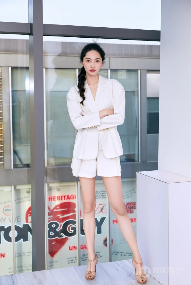 大长腿女生超模陈碧舸简约装西服短裤动人写真图片