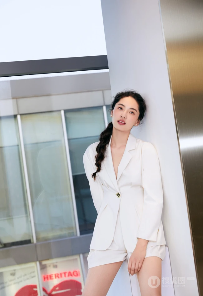大长腿女生超模陈碧舸简约装西服短裤动人写真图片