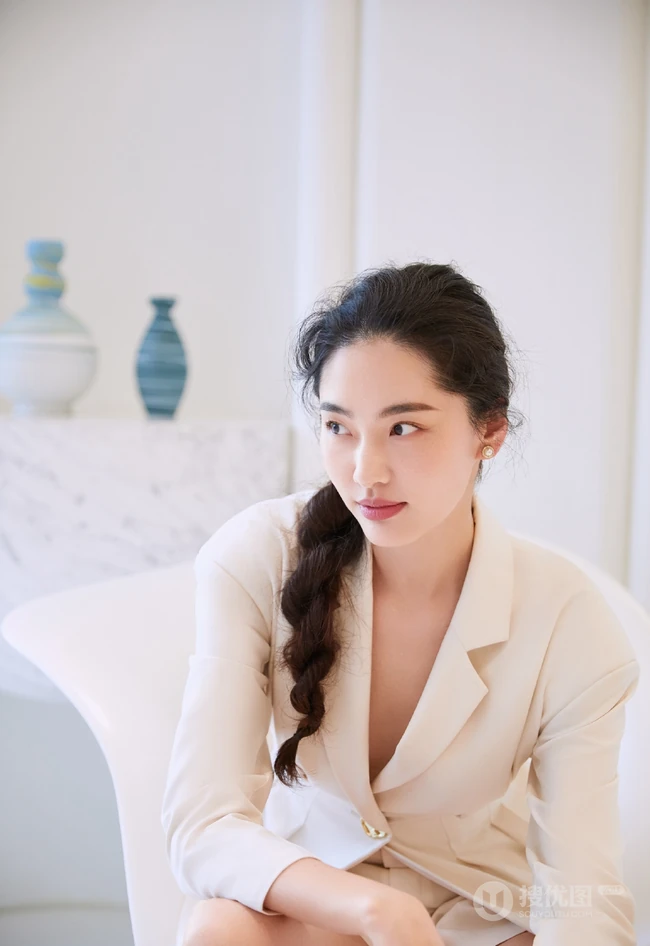 大长腿女生超模陈碧舸简约装西服短裤动人写真图片