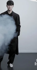 王凯变身花花公子，多套服饰造型登时尚芭莎杂志，帅气十足