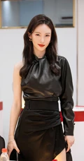 金晨酷黑连衣裙装扮舞台照，及后台打扮花絮甜美气质图片