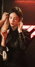 金晨酷黑连衣裙装扮舞台照，及后台打扮花絮甜美气质图片