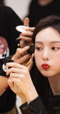金晨酷黑连衣裙装扮舞台照，及后台打扮花絮甜美气质图片