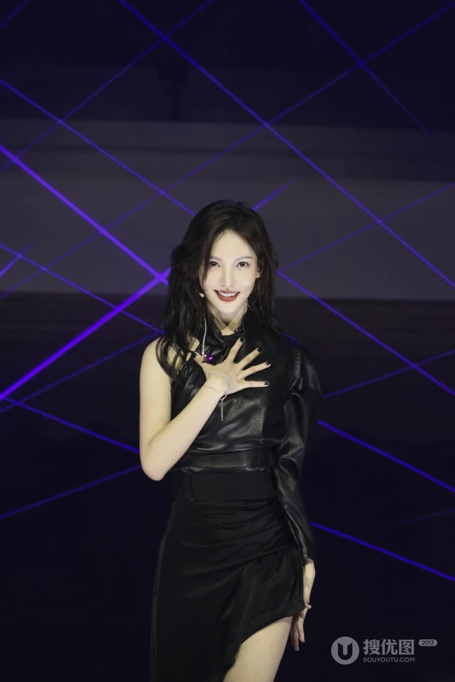 金晨酷黑连衣裙装扮舞台照，及后台打扮花絮甜美气质图片