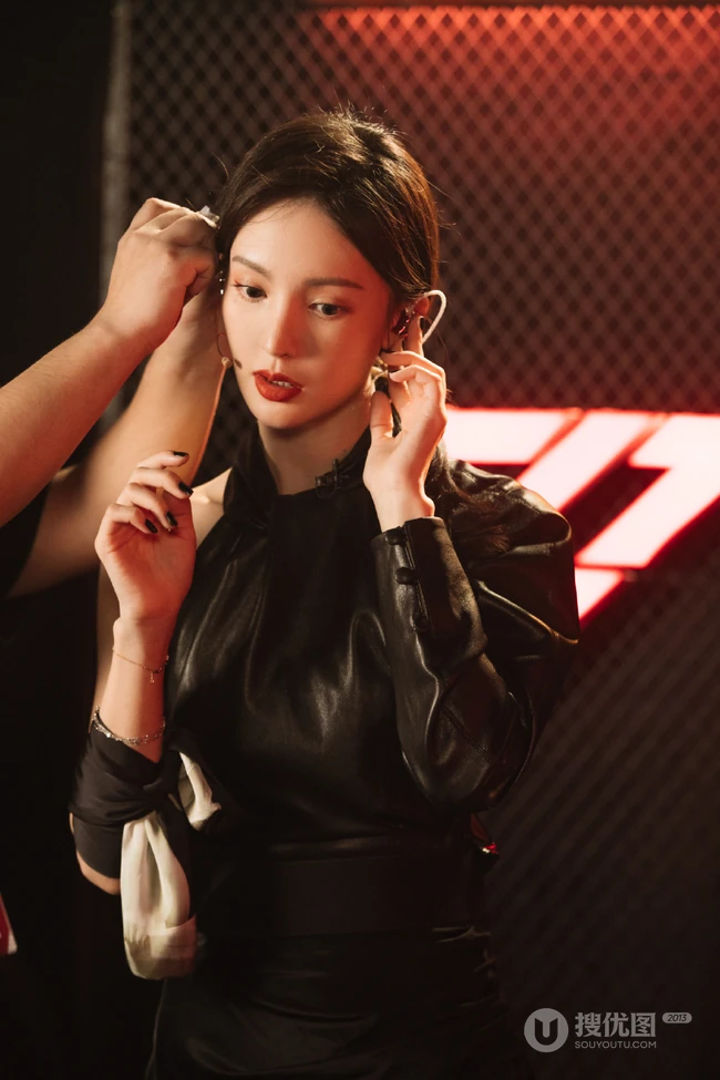 金晨酷黑连衣裙装扮舞台照，及后台打扮花絮甜美气质图片