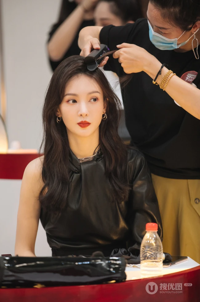 金晨酷黑连衣裙装扮舞台照，及后台打扮花絮甜美气质图片