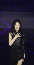 金晨酷黑连衣裙装扮舞台照，及后台打扮花絮甜美气质图片