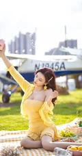 户外草地野炊的气质黄裙女生杨晨晨写真摄影美照