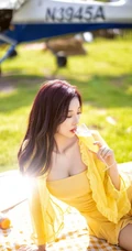 户外草地野炊的气质黄裙女生杨晨晨写真摄影美照