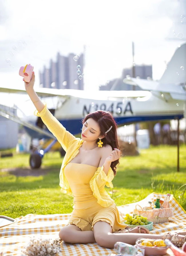 户外草地野炊的气质黄裙女生杨晨晨写真摄影美照