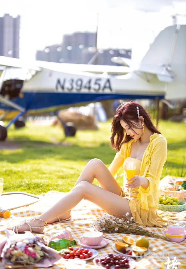 户外草地野炊的气质黄裙女生杨晨晨写真摄影美照
