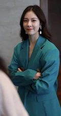 宋妍霏夜晚街拍美照，天气降温，随便搭了件外套，浅笑怡人