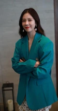 宋妍霏夜晚街拍美照，天气降温，随便搭了件外套，浅笑怡人