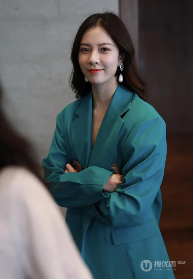 宋妍霏夜晚街拍美照，天气降温，随便搭了件外套，浅笑怡人