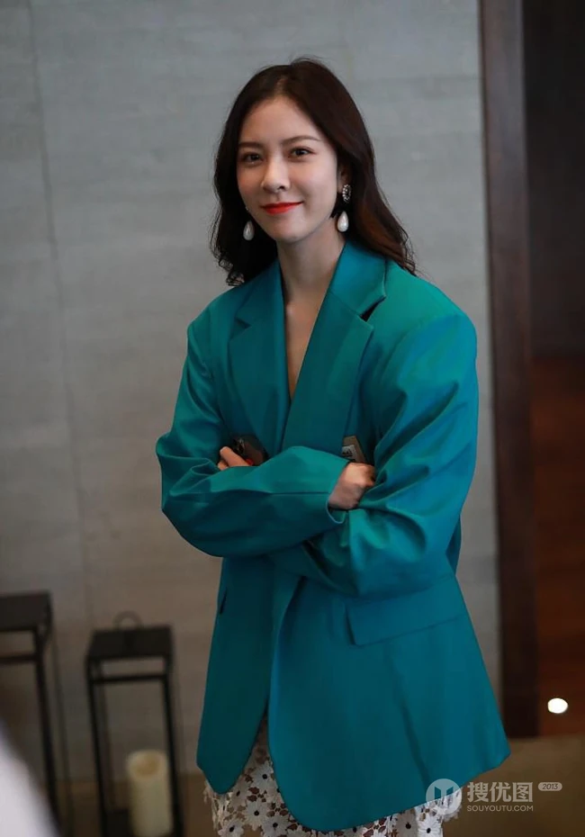 宋妍霏夜晚街拍美照，天气降温，随便搭了件外套，浅笑怡人