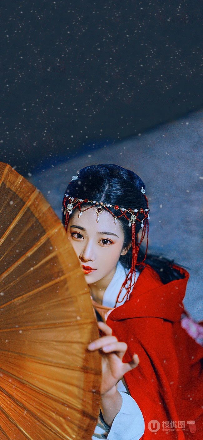 雪中撑伞的红披风古风美女手机壁纸