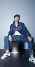 绑着头巾，穿着牛仔衣裤套装的帅哥明星潮男李现图片