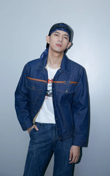 绑着头巾，穿着牛仔衣裤套装的帅哥明星潮男李现图片