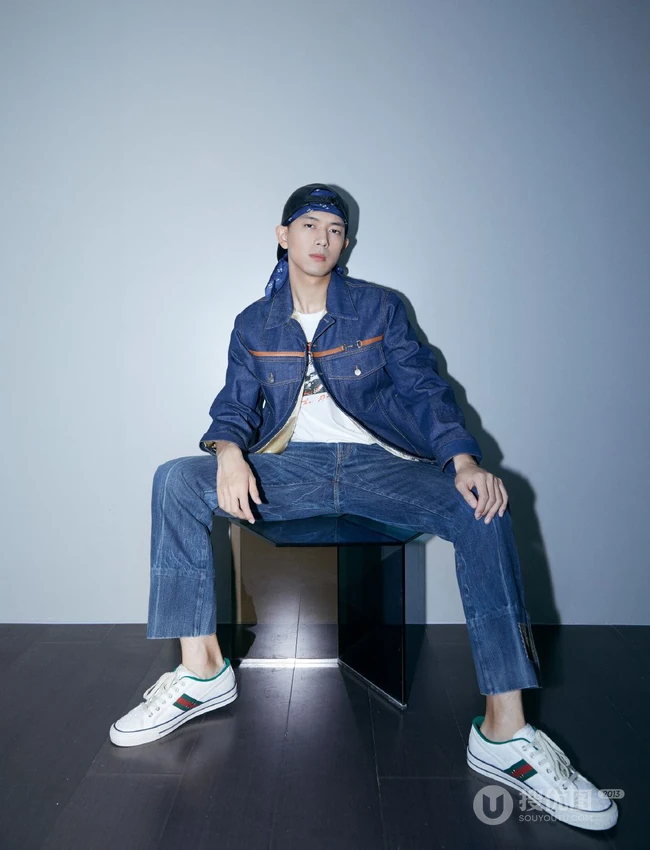 绑着头巾，穿着牛仔衣裤套装的帅哥明星潮男李现图片