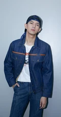 绑着头巾，穿着牛仔衣裤套装的帅哥明星潮男李现图片