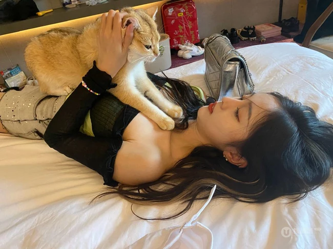 躺在室内，让猫趴在胸口的吴宣仪日常晒照，与猫互动，亲密无间