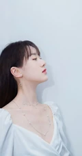 袁冰妍超近距离写真，脖戴珍珠项链搭配V领白裙，锁骨动人