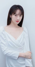 袁冰妍超近距离写真，脖戴珍珠项链搭配V领白裙，锁骨动人