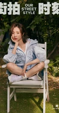 胡冰卿微卷短发清凉街拍美照，夏日阳光下的胡冰卿个性柔美