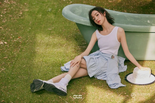 胡冰卿微卷短发清凉街拍美照，夏日阳光下的胡冰卿个性柔美