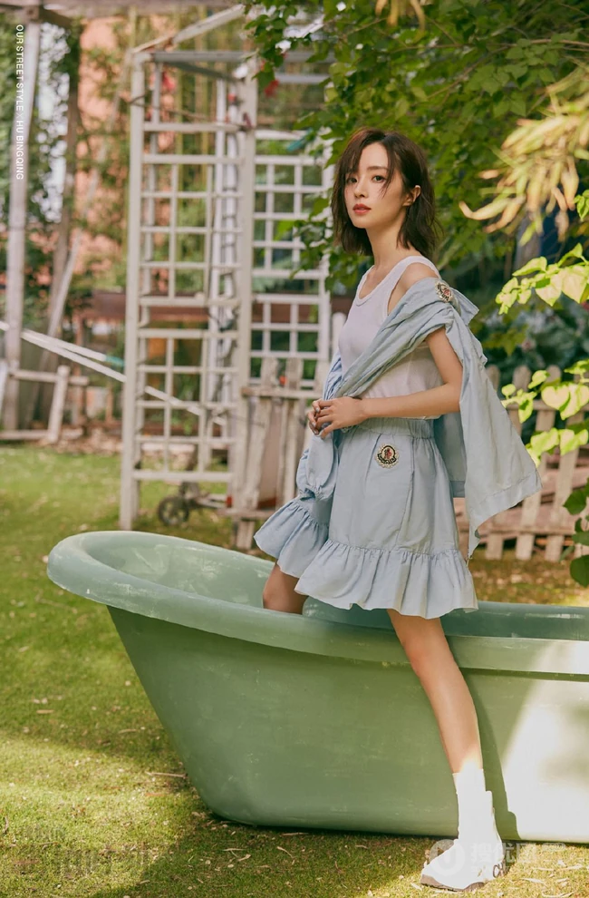 胡冰卿微卷短发清凉街拍美照，夏日阳光下的胡冰卿个性柔美